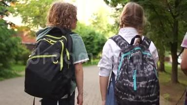一个女孩和两个男孩一起上学，学校的友谊，学童肩上扛着书包